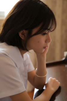 美女拉屎